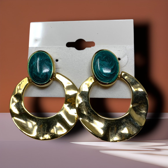 Vintage 1980s Hammered Gold Tone Green Enamel Pierced Doorknocker Earrings Mogul - Picture 5 of 5